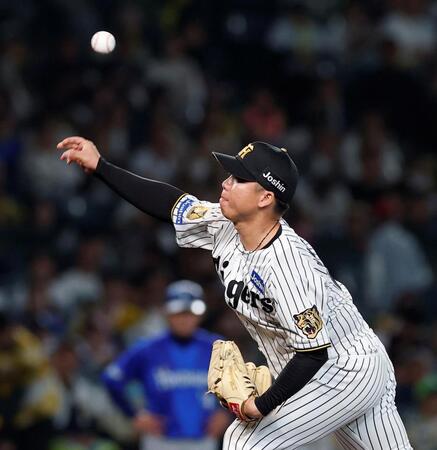 ６回、宮﨑に対して５８キロのスローボールを投じる村上（撮影・西田忠信）