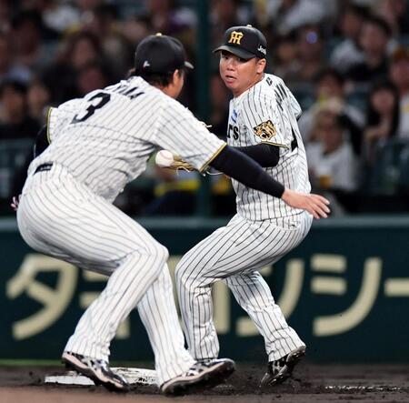 ４回、大山（手前）は佐野の打球処理を失策。奥はベースカバーに入る村上（撮影・田中太一）