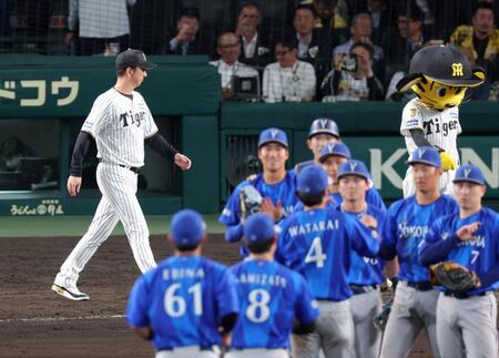 敗戦が決まり、ファンへのあいさつに向かう藤川監督（左端）＝撮影・立川洋一郎