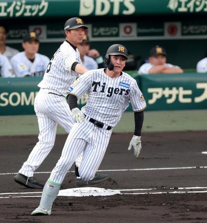 １回、左中間を破る安打を放ち二塁へ向かう高寺（撮影・立川洋一郎）