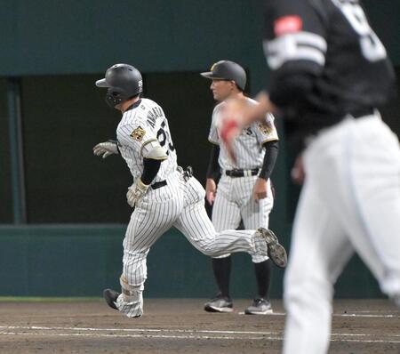 ９回、中前に適時打を放つ谷端（撮影・金居みつよし）