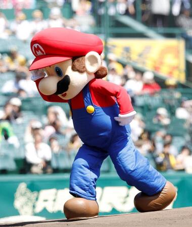 ファーストピッチセレモニーに登場したマリオ（撮影・西田忠信）
