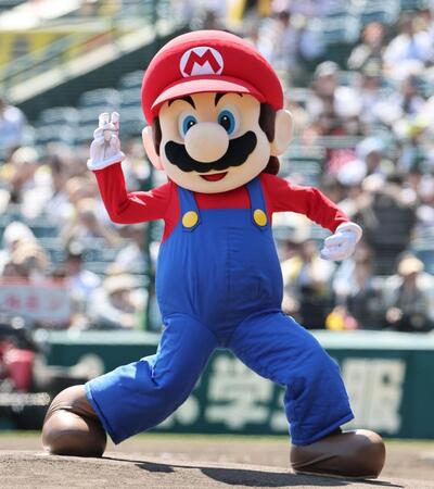 セレモニアルピッチをするマリオ（撮影・田中太一）