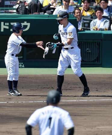１回、佐藤輝は申告敬遠で一塁に向かう（撮影・山口登）