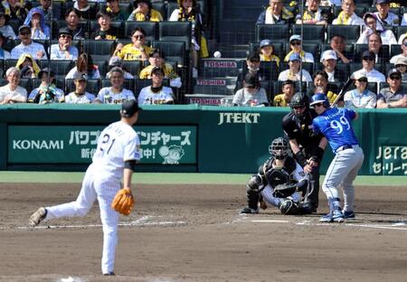 ４回、大竹はヒュンメルに６７キロのスローボールを投じる（撮影・山口登）