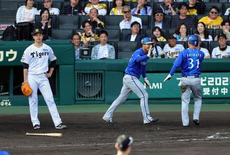 ８回、大竹は勝ち越しを許す（撮影・山口登）