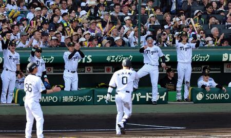 ６回、木浪の先制犠飛に盛り上がる森下（中央右）ら阪神ナイン（撮影・山口登）