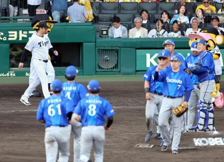 ＤｅＮＡに連敗し、藤川監督はベンチを出てあいさつに向かう（撮影・山口登）