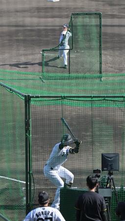 試合後のライブＢＰに登板、立石と対戦する下村（撮影・金居みつよし）