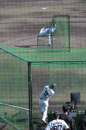 試合後のライブＢＰに登板、立石と対戦する下村（撮影・金居みつよし）