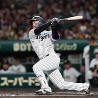 　６回、９号ソロを放つ森下（撮影・田中太一）