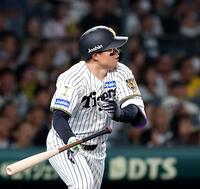 ６回、ソロを放つ森下（撮影・西田忠信）