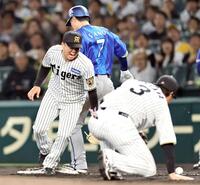　４回、大山（手前）は佐野（奥）の打球処理を失策、顔をしかめる村上（撮影・田中太一）