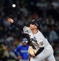 ６回、宮﨑に対して５８キロのスローボールを投じる村上（撮影・西田忠信）