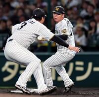 ４回、大山（手前）は佐野の打球処理を失策。奥はベースカバーに入る村上（撮影・田中太一）