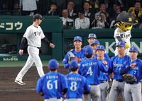 敗戦が決まり、ファンへのあいさつに向かう藤川監督（左端）＝撮影・立川洋一郎