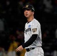 ＤｅＮＡに大敗しグラウンドを後にする藤川監督（撮影・西田忠信）