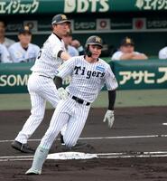 １回、左中間を破る安打を放ち二塁へ向かう高寺（撮影・立川洋一郎）
