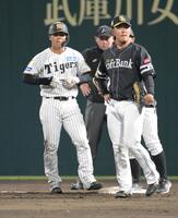 ９回、中前に適時打を放った谷端（撮影・金居みつよし）