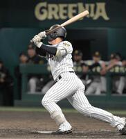 　９回、適時打を放つ谷端（撮影・金居みつよし）