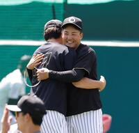 １軍に合流し、伏見（左）と笑顔で抱き合元山（撮影・西田忠信）