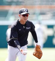 一塁でノックを受ける木浪（撮影・西田忠信）