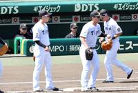 スタメンを外れた大山（左）は試合前のシートノックをベンチから見つめる（撮影・山口登）