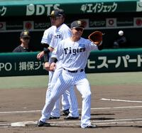 試合前、一塁でノックを受ける木浪（撮影・山口登）