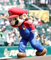 ファーストピッチセレモニーに登場したマリオ（撮影・西田忠信）