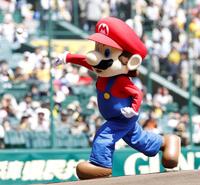 ファーストピッチセレモニーに登場したマリオ（撮影・西田忠信）
