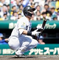 １回、見逃し三振に倒れる前川（撮影・西田忠信）