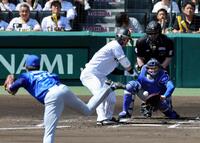 １回、見逃し三振に倒れる前川（投手・篠木、捕手・松尾）＝撮影・山口登