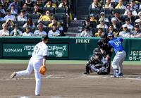 ４回、大竹はヒュンメルに６７キロのスローボールを投じる（撮影・山口登）