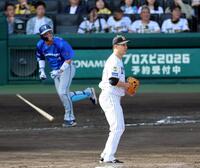８回、大竹は度会に勝ち越し２点適時打を許す（撮影・山口登）