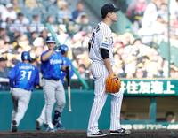 ８回、度会に２点適時打を許した大竹（撮影・西田忠信）