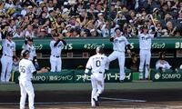 ６回、木浪の先制犠飛に盛り上がる森下（中央右）ら阪神ナイン（撮影・山口登）