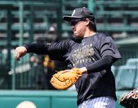 試合前の練習でノックを受ける大山（撮影・田中太一）
