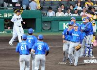 ＤｅＮＡに連敗し、藤川監督はベンチを出てあいさつに向かう（撮影・山口登）