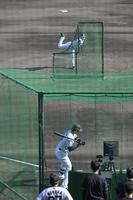 試合後のライブＢＰに登板、立石と対戦する下村（撮影・金居みつよし）