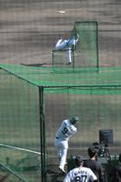試合後のライブＢＰに登板、立石と対戦する下村（撮影・金居みつよし）
