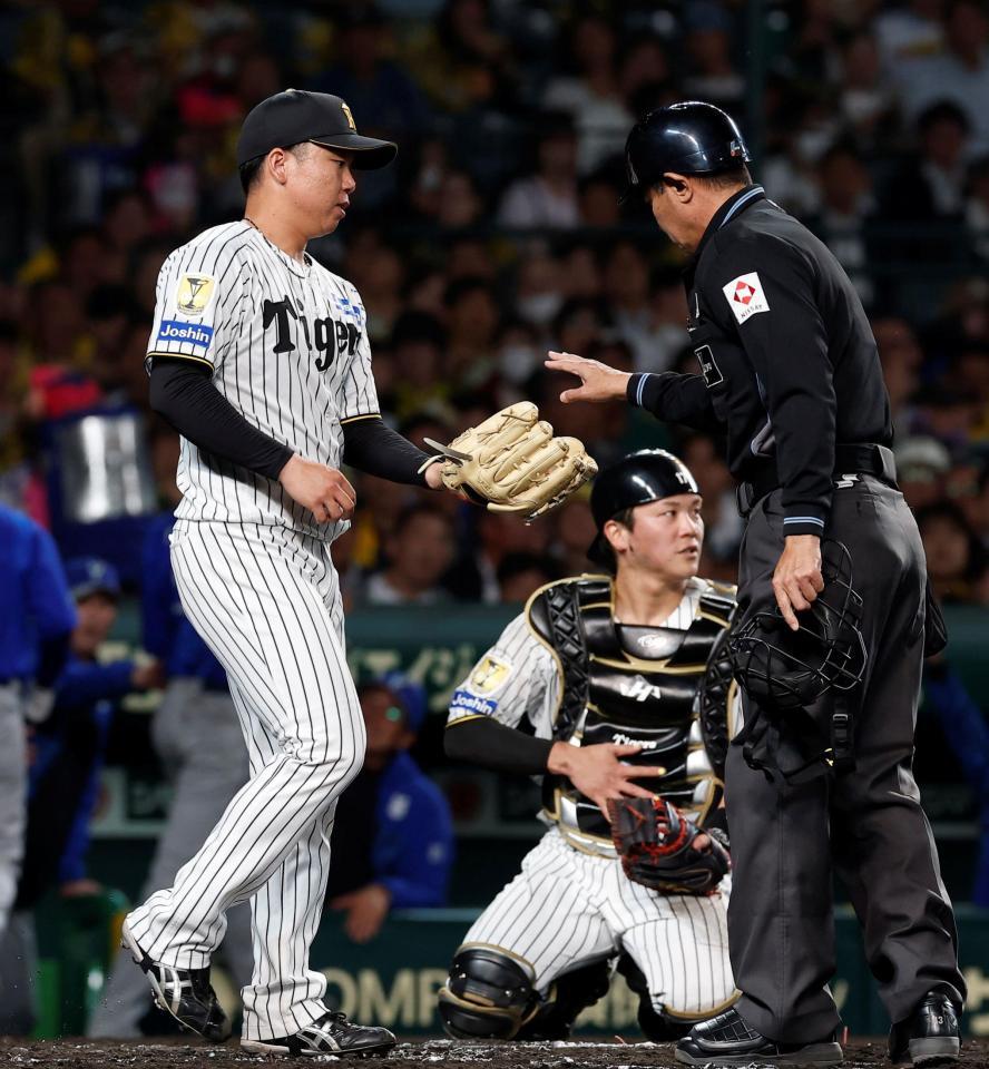 ４回、京田の適時打と失策で２点を失った村上と伏見（中央）のバッテリー（撮影・西田忠信）