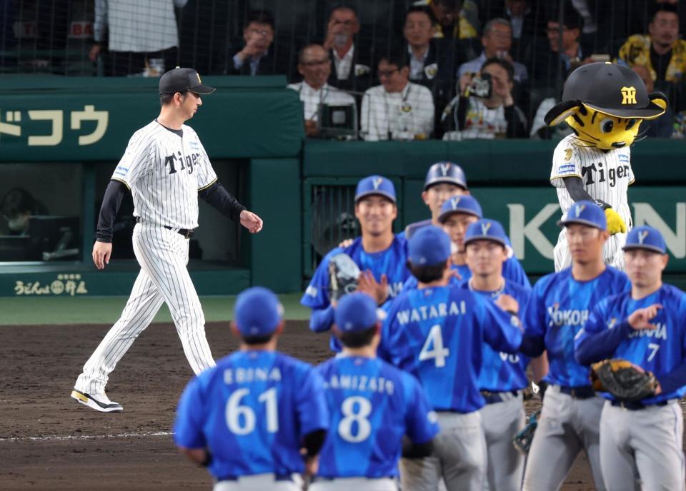 敗戦が決まり、ファンへのあいさつに向かう藤川監督（左端）＝撮影・立川洋一郎