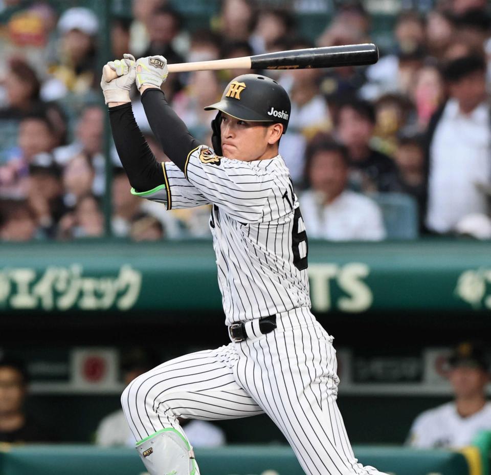 　１回、二塁打を放つ高寺（撮影・田中太一）