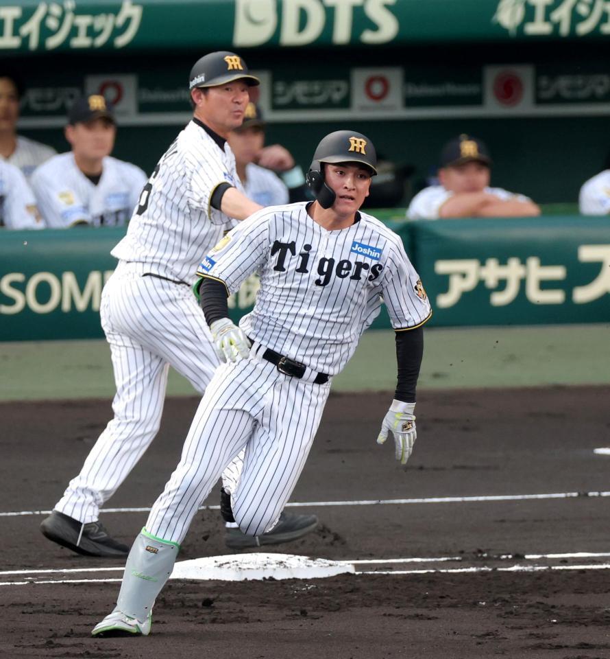 １回、左中間を破る安打を放ち二塁へ向かう高寺（撮影・立川洋一郎）