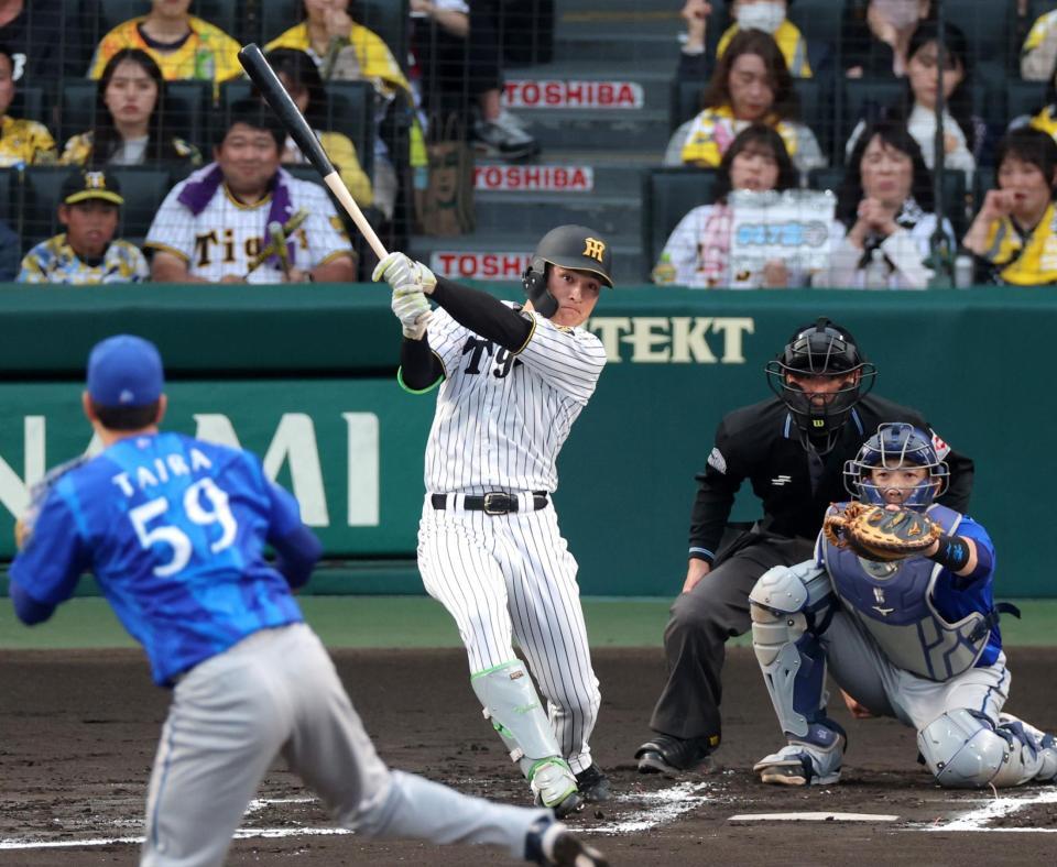 １回、左中間へ二塁打を放つ高寺（撮影・立川洋一郎）