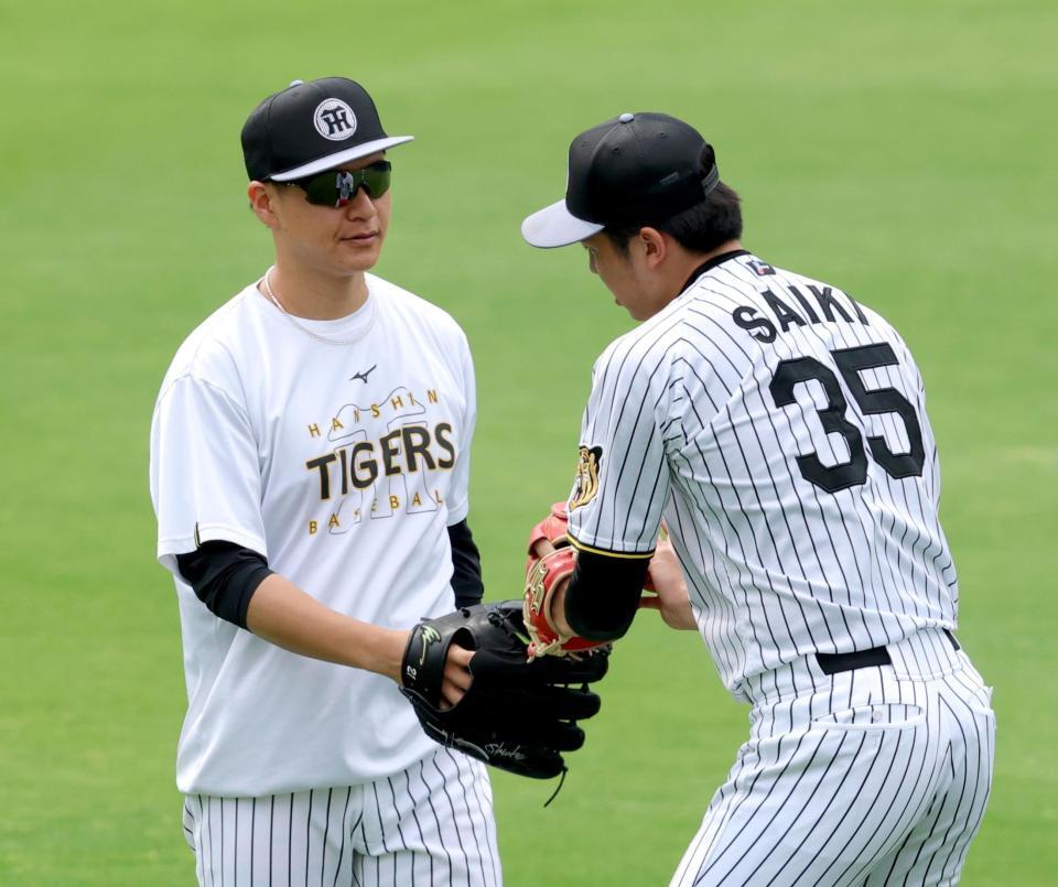 キャッチボールを終えて才木（右）とタッチを交わす大竹（撮影・立川洋一郎）