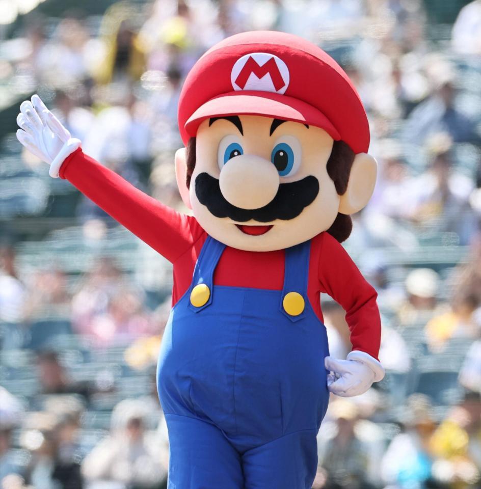 手を挙げて応えるマリオ（撮影・田中太一）
