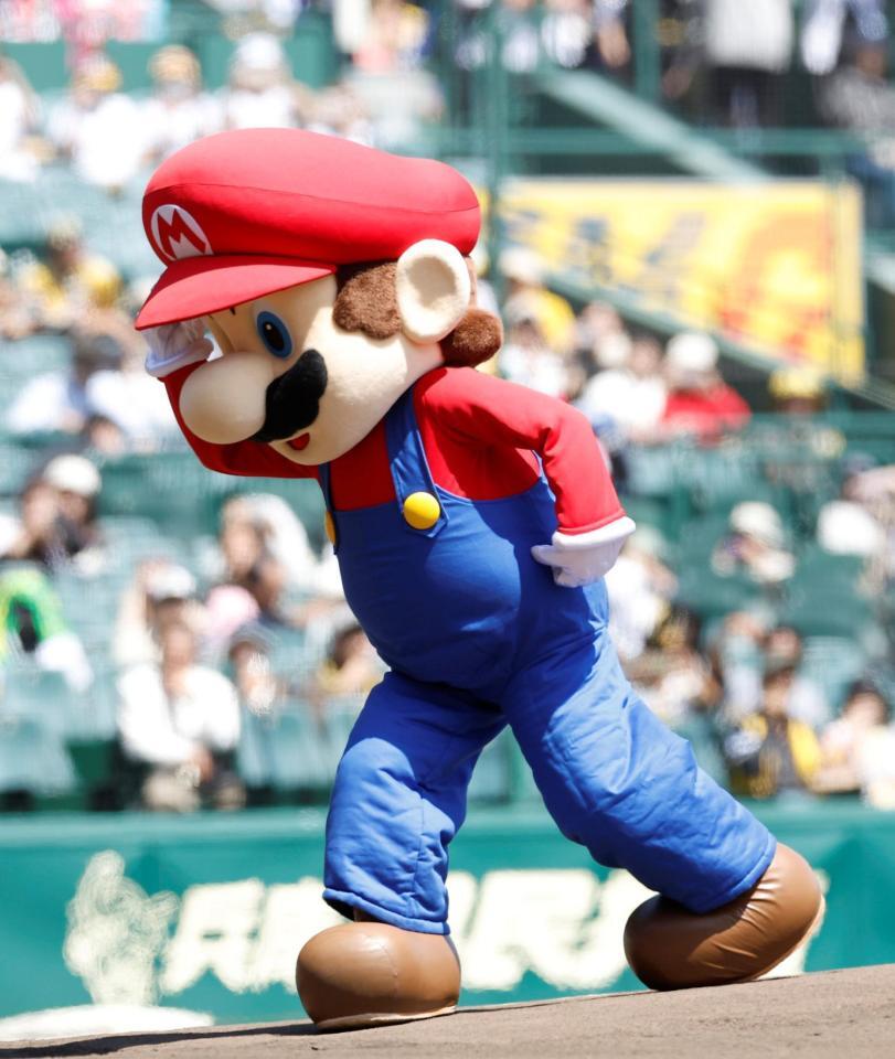 ファーストピッチセレモニーに登場したマリオ（撮影・西田忠信）