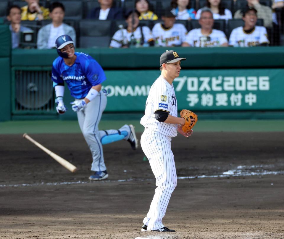 ８回、大竹は度会に勝ち越し２点適時打を許す（撮影・山口登）