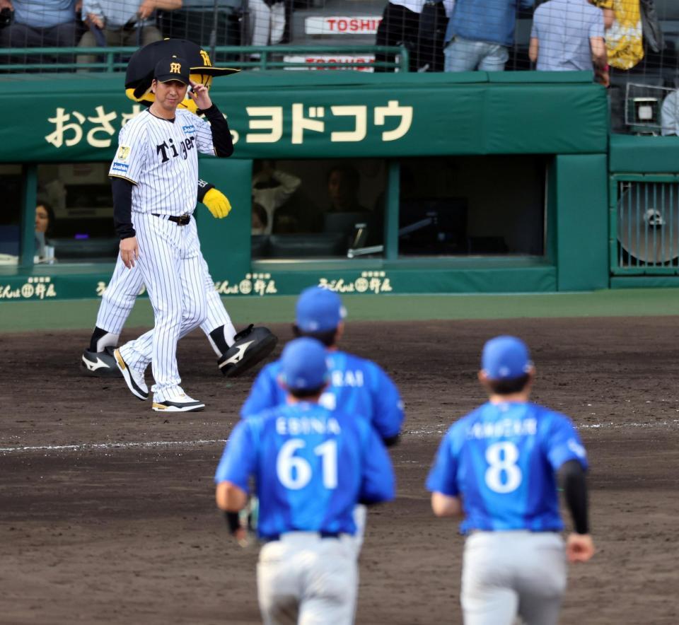 ＤｅＮＡに連敗し、藤川監督はベンチを出てあいさつに向かう（撮影・山口登）